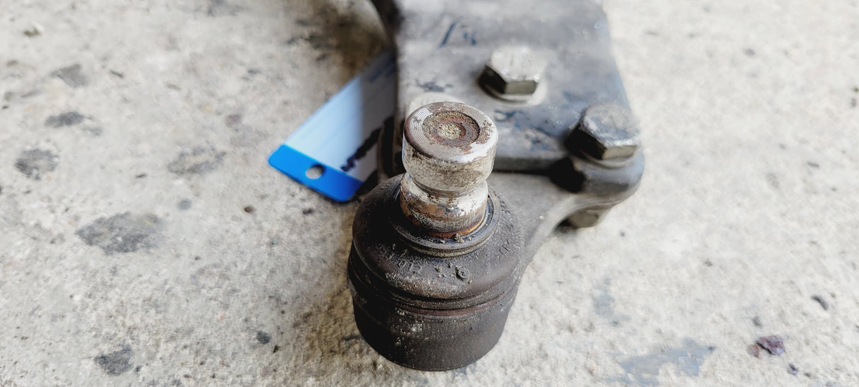 Set of used Audi RS2 wishbones, including PU bearings 893407157H + 893407158H