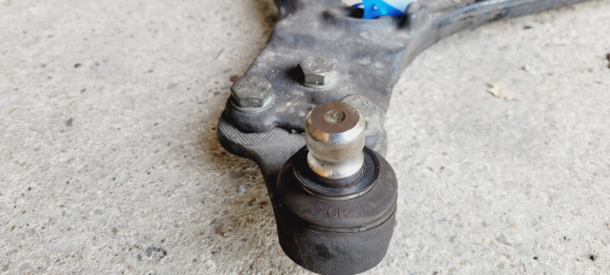 Set of used Audi RS2 wishbones, including PU bearings 893407157H + 893407158H