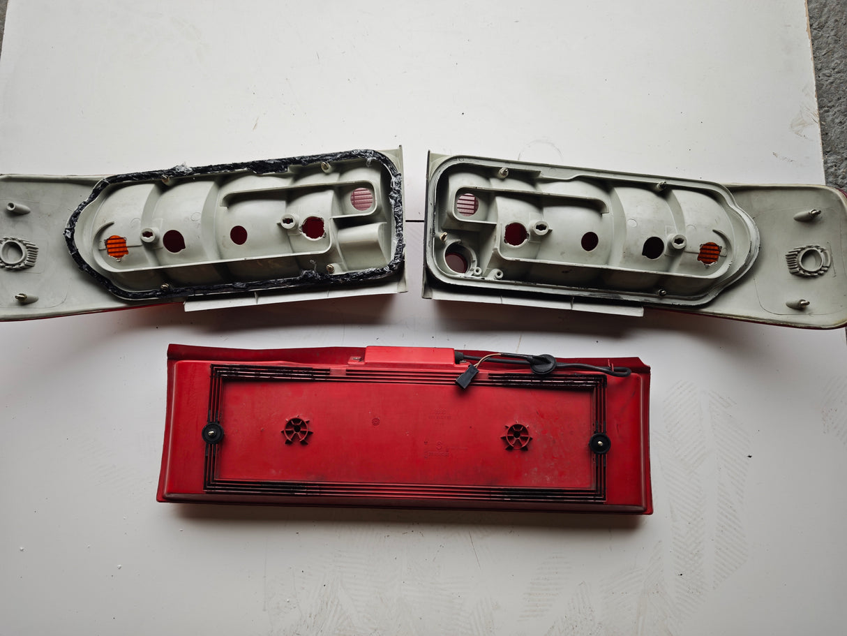 Rückleuchten-Set Audi S2 Typ 89 Coupé – rissfrei, inkl. Mittelblende SEIMA